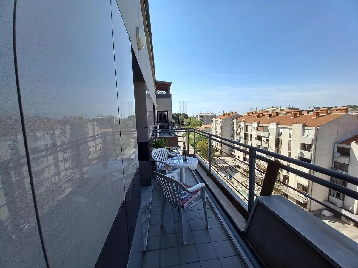 Iva Apartman بولا 0*,